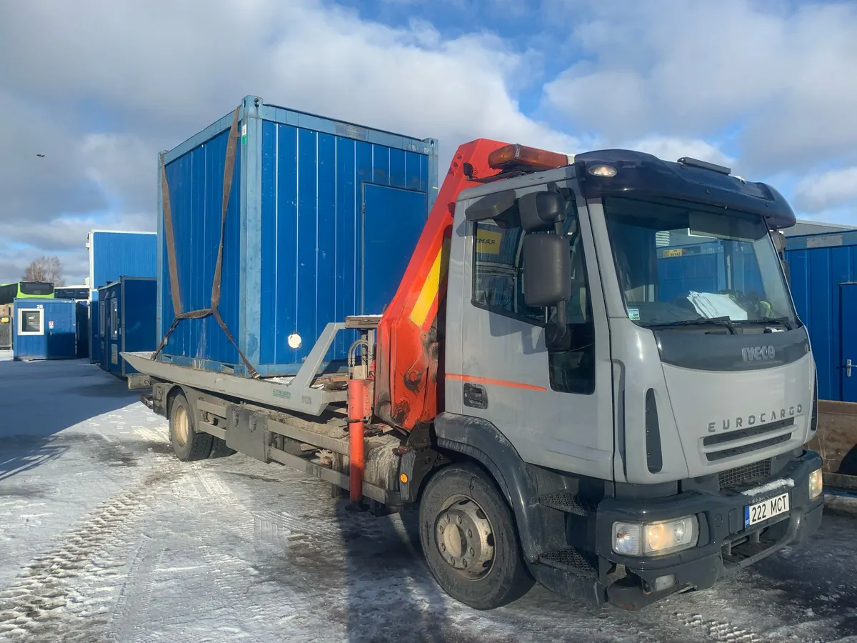 Konteineri laadimine kraanaga