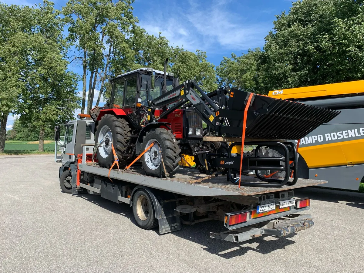 Traktor koos laaduriga